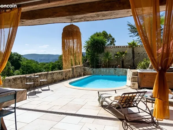 LE DOMAINE D'EXCEPTION EN DRÔME PROVENÇALE avec ses 15 HA et son ruisseau
