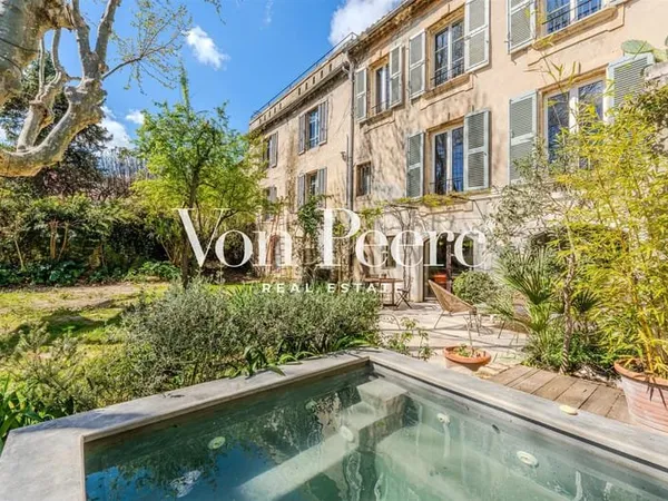 Villeneuve-Lès-Avignon — Une propriété rare, un jardin secret au coeur du village