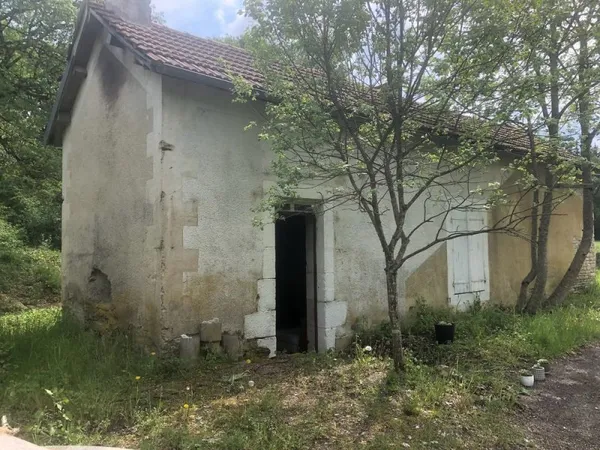 Ancien relais de chasse sans eau ni électricité