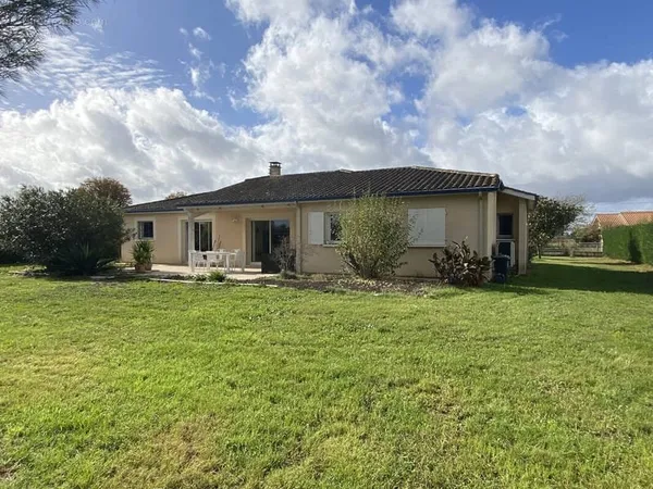 maison de plein pied sur ARVEYRES sur 2123 m2 de terrain plat