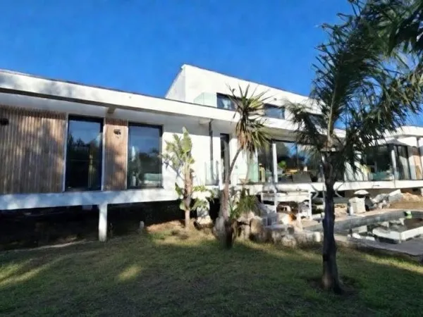 A vendre - Six Fours les plages - Villa d'architecte de 2025 avec T2 indépendant - Piscine