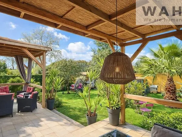 Maison de plain-pied 110 m2 avec jardin arboré et garage.
