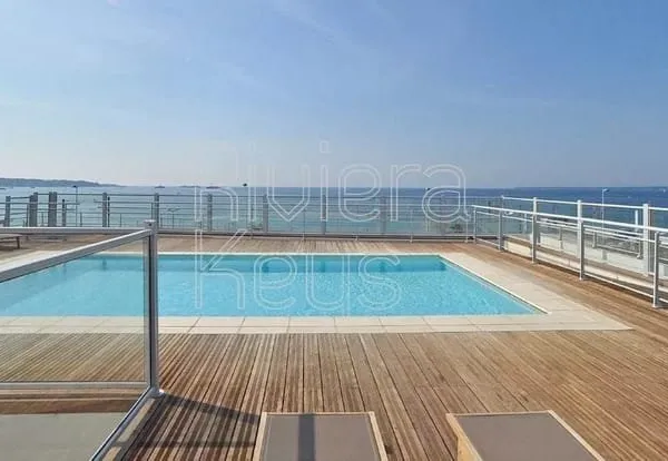 ANTIBES : 2-pièces récent avec vue mer et piscine