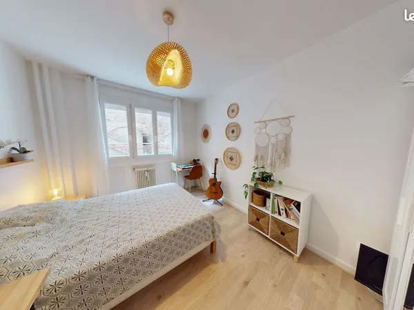 Chambre 7 pièces 115 m²