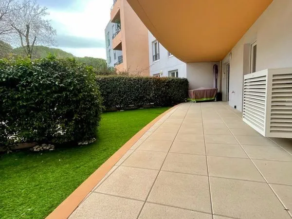 EXCLUSIVITÉ Fréjus, Récent T3 en Rez-de-jardin, Grande terrasse, 2 chambres, Expo Sud-Est, Climatisa