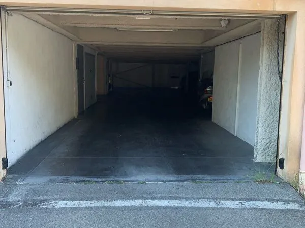 Place parking intérieur proche rotonde et centre