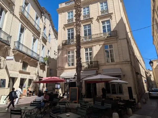 Bistro chic avec terrasse dans centre historique A vendre