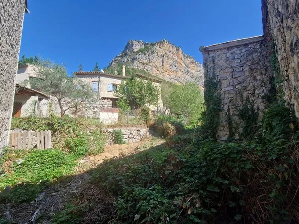 SAINT MAY, maison de village à restaurer avec terrain attena