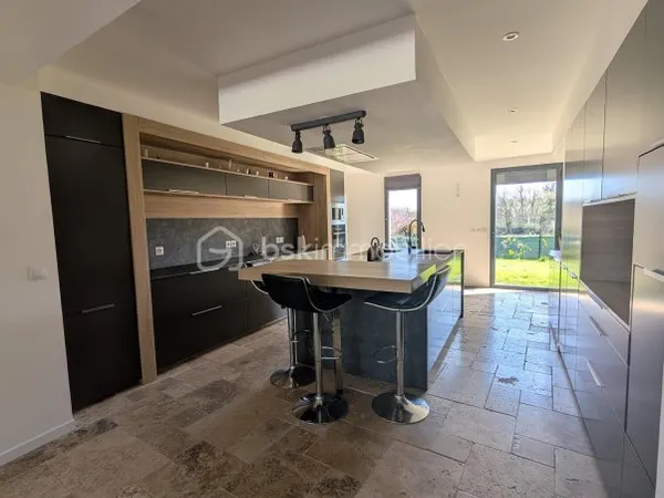 Maison 8 pièces 302 m²
