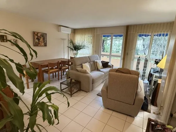 Appartement F3 avec Garage Secteur Fréjus Plage, 83600 , 5 mn Plage à pieds Viager occupé Mr 86 ans 