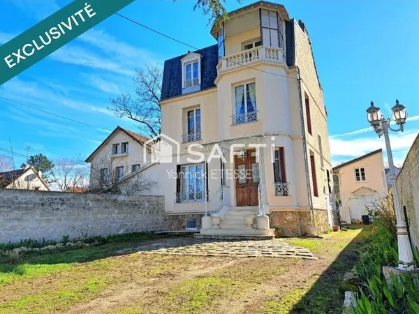 MÉRIEL - Demeure de caractère 165 m2, 5 chambres, 557 m² de terrain, gare ligne H à 7 mns à pied.