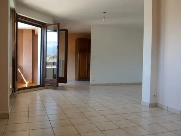 FAVERGES. APPARTEMENT 3 PIECES AVEC CAVE AU CENTRE VILLE