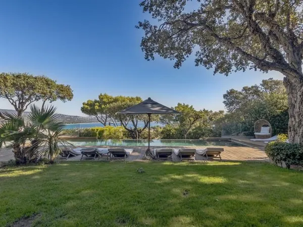 Élégante villa contemporaine avec vue mer à couper le souffle