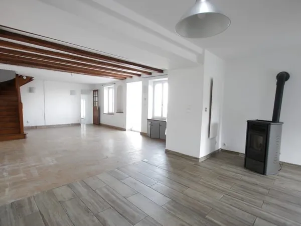 AUTUN, longere rénovée avec vue panoramique, 4 chambres, jardin, garage et cour.