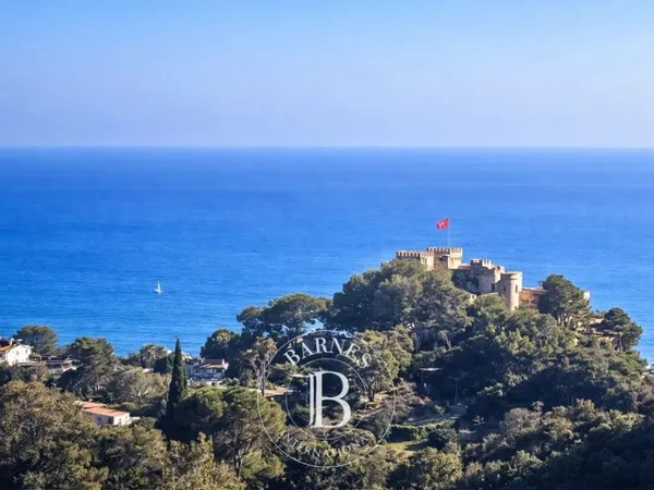 EXCLUSIVITÉ - VILLEFRANCHE-SUR-MER - TERRAIN AVEC MAISON À RÉHABILITER BÉNÉFICIANT D'UN PERMIS ACCOR