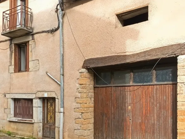 EXCLUSIVITÉ - Maison mitoyenne à fort potentiel de 229 m² sur 3 niveaux avec garage - Sellières