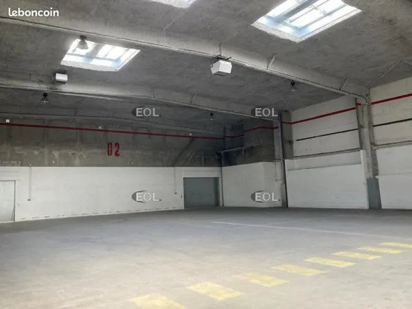 Local industriel 8 221 m²