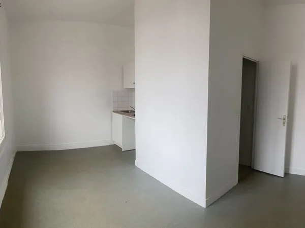 Studio disponible - Exposé Est et lumineux - Non meublé - Rénové récemment - Proche campus 3 - Chauf