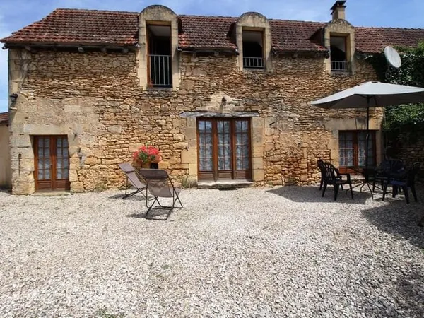 Jolie maison en pierre avec sa petite dépendance et son jardin