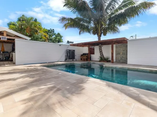 Maison rénovée 220m2 sur deux niveaux avec piscine