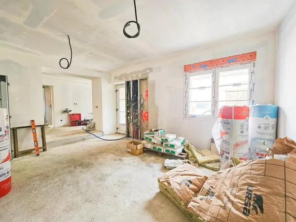 App T3 en état brut avec jardinet de 70 m² et cave