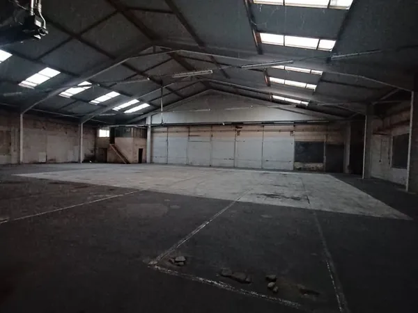 LOCAL INDUSTRIEL 903 m² - BUREAUX + ACCÈS CAMION - SÉCURISÉ