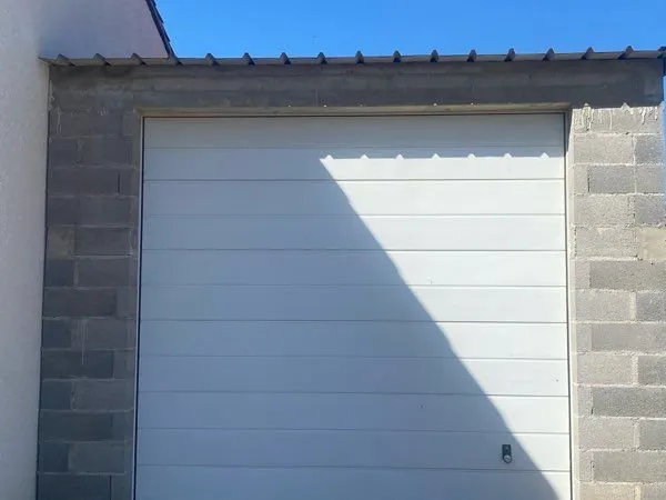 Grand garage 32 m carrés hauteur utile 3 m à louer