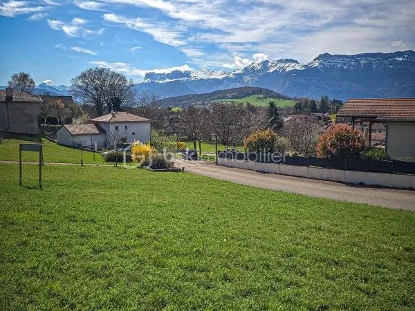 Terrain constructible libre constructeur de 1 281 m² à Haute Jarrie