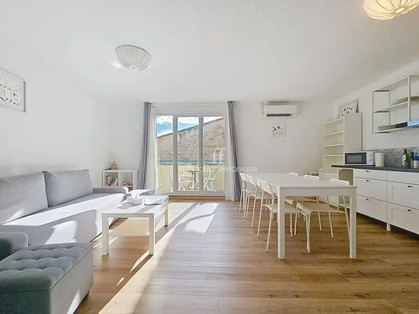 Avignon Intra-Muros. Appartement de 85 m² avec 3 chambres, 2 terrasses, parking et cave