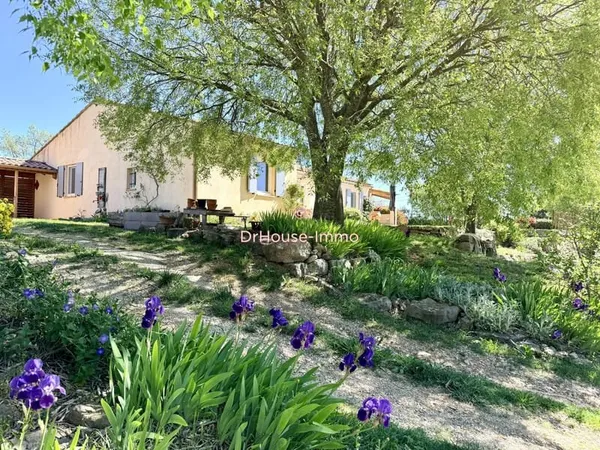 COTIGNAC Maison de plain-pied avec piscine et beau terrain