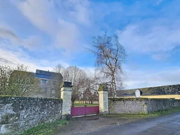 PROPRIETE de 2 habitations sur parc clos de murs