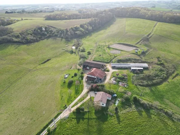 Propriété avec deux maisons avec 4ha à vendre