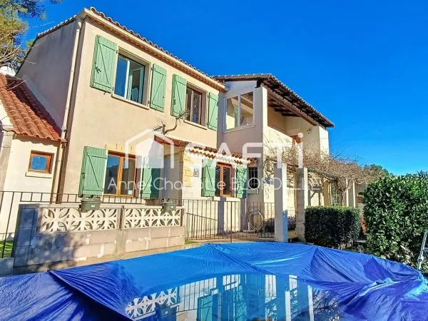 Maison lumineuse de 192m² avec garage et vue dégagée - Le Val
