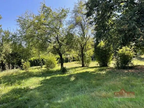 VIENNE, Terrain à bâtir de 909m² non viabilisé.