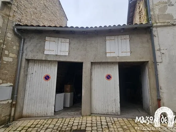 A vendre en centre-ville de JARNAC - Garage avec grenier - M
