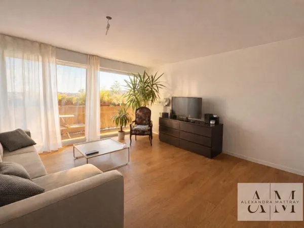 Appartement T4 de 84 m² traversant et lumineux proche des commodités vendu avec 2 balcons, cave et b