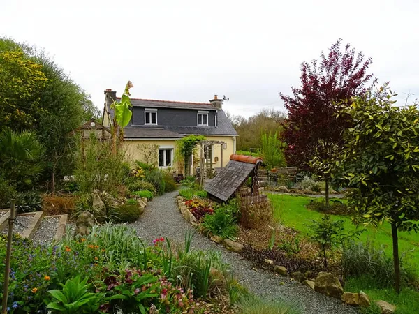 COTES D'ARMOR - Un magnifique cottage, 3 chambres à coucher avec de beaux jardins, près de Carnoët