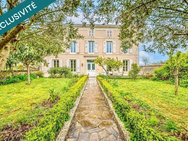 DEMEURE DE CHARME AVEC DÉPENDANCES AU COEUR DE CHAURAY
