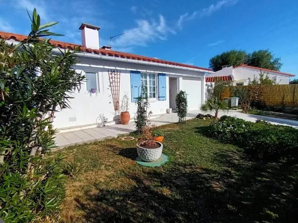 Maison plain pied trois faces avec trois chambres, garage et jardin