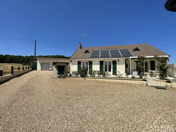 Pavillon indépendant avec double garage et hangar