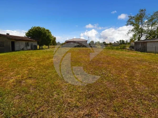 Beau terrain plat de 1 049 m² avec petite dépendance, entièrement viabilisé, situé dans un environne