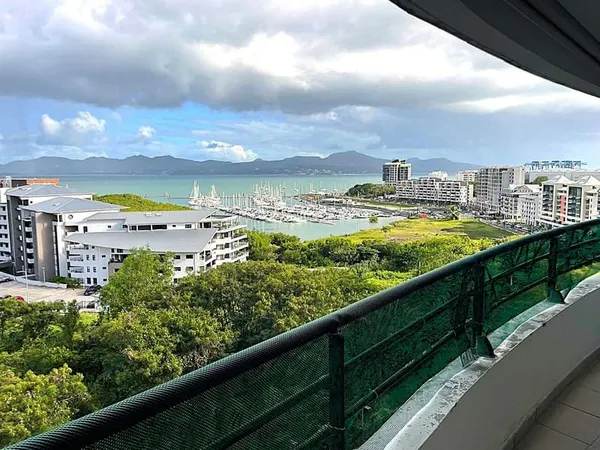 Magnifique vue marina pour ce T3 élégant- Vendu loué meublé