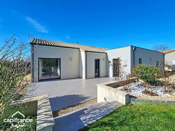 BOUSSAIS (79) 10min d'Airvault - Maison de plain-pied 121 m², 3 chambres et 3 garages sur 1 454 m² d