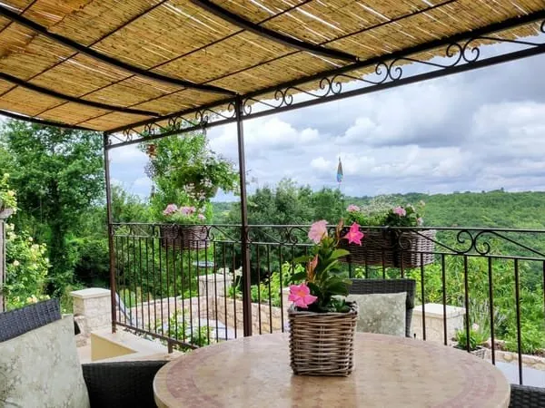 Maison de campagne avec piscine et grange et gîte