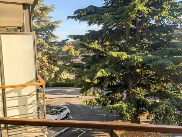 Menton Quartier Riviera : Superbe 2 pièces traversant entièrement rénové avec Terrasse et Place de p