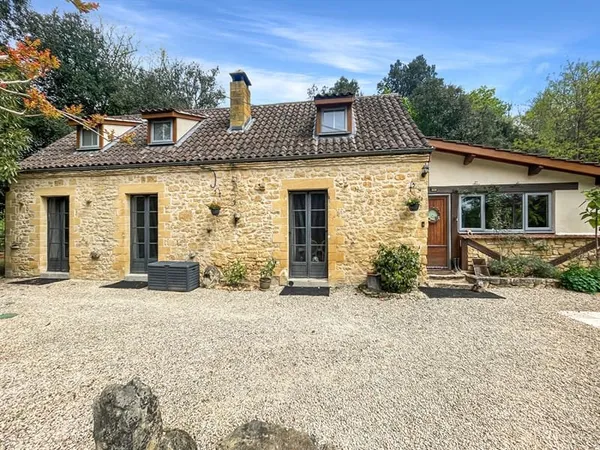 DORDOGNE. Sainte-Mondane. Maison en pierre avec 3 chambres, beau gîte, garage et grange sur un terra