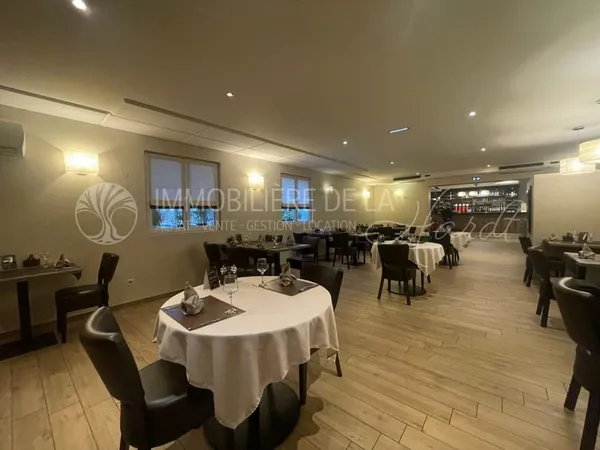 Immeuble mixte avec restaurant et appartement de fonction à ven