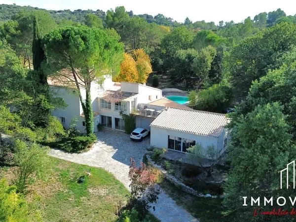Villa de 275 m² sur une parcelle de 4619 m² avec dépendances