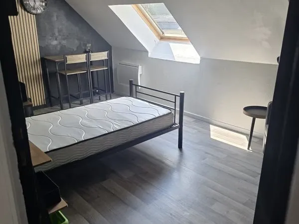 Chambre étudiantes N° 7 centre de Valenciennes de 10 M2 mansardée et 14 M2 au sol
