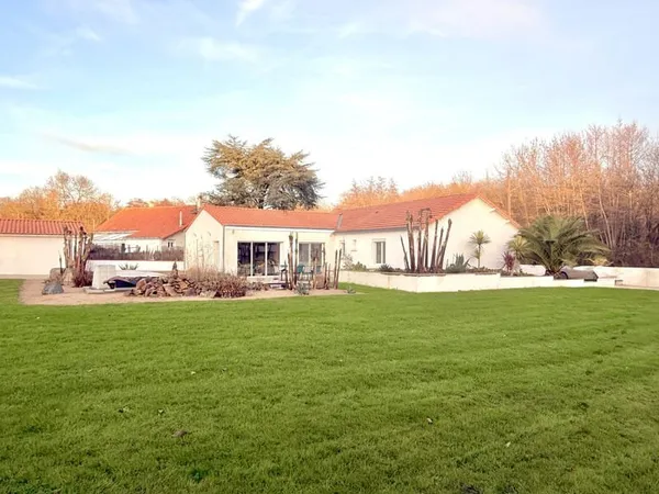 A VENDRE A SAINT AIGNAN DE GRAND LIEU MAISON DE 144 M2 5 CHA